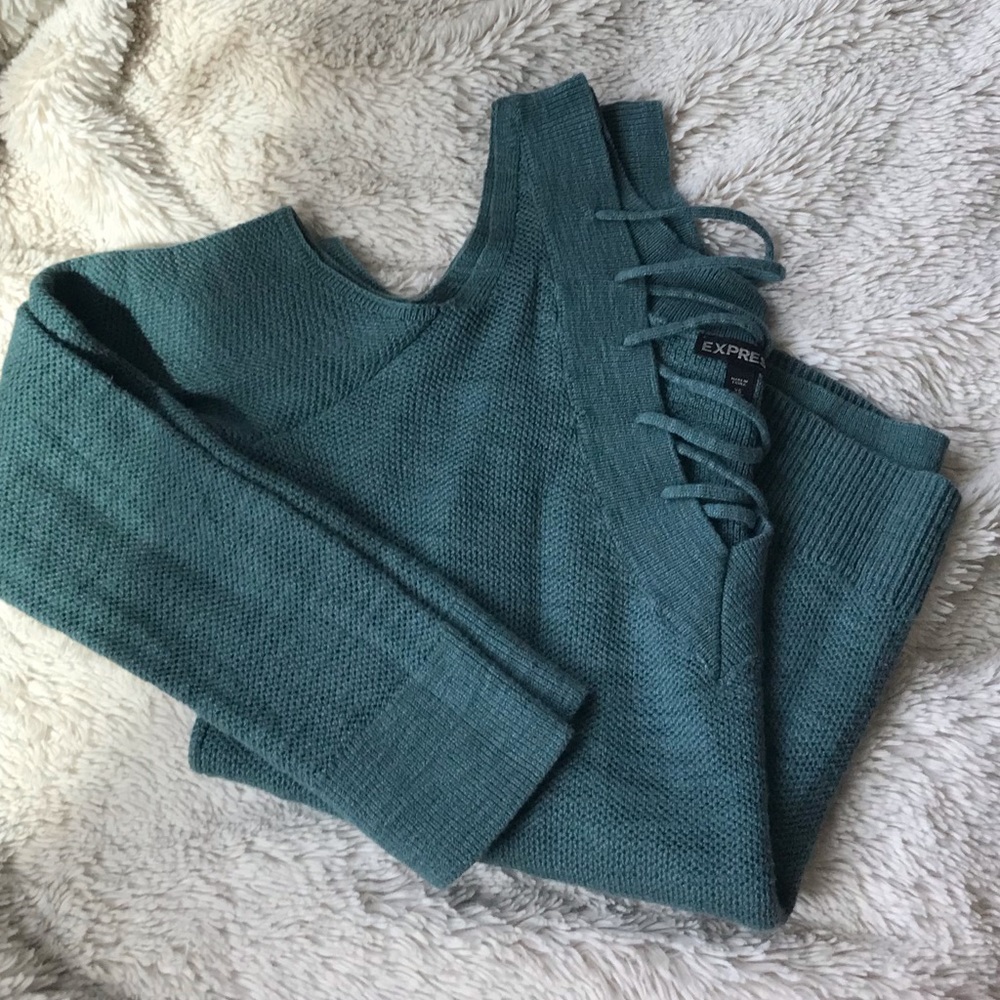 🌷Perfect Spring Shoulder Show off Sweater 🌷